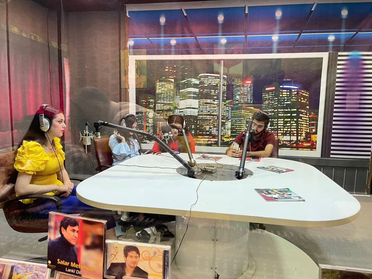 طلبة قسم الاعلام  يشاركون في تقديم برنامج اذاعي في راديو جيهان
