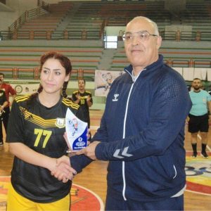 احدى طالبات قسم التربية البدنية وعلوم الرياضة تحصل على لقب أفضل لاعبة في البطولة العربية بكرة اليد