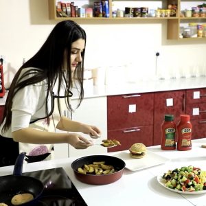 احدى طالبات قسم التغذية والحميات تقدم فقرة غذائية في برنامج تلفزيوني