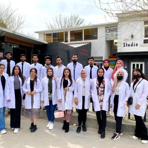 طلبة قسم العلوم الطبیة الحيوية يزورون مختبر أربيل المركزي