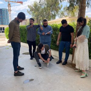 طلبة قسم الهندسة المدنية يجرون اختبار مطرقة شميدت للأسطح الخرسانية  في جامعة جيهان-أربيل
