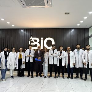 طلبة قسم الاحياء المجهرية ينظمون زيارة علمية الى مختبر BIO)-LAB  (
