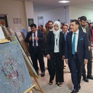 السيد رئيس جامعة جيهان-اربيل يفتتح المعرض  الفني الثاني لرسامي مخيم كوركوسيك على ارض جامعة جيهان -اربيل