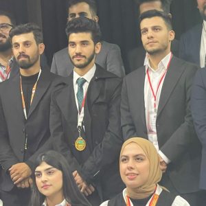 تكريم طالب من قسم ادارة الاعمال في جامعة جيهان-اربيل في منتدى جامعات كوردستان للبحوث والمشاريع