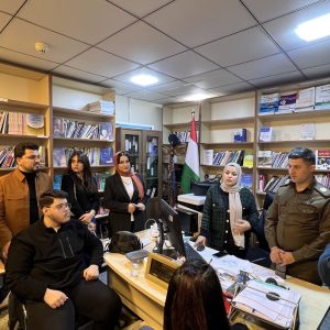 فێرخوازانى قۆناغى یەکەم لە بەشى ڕاگەیاندن رادیۆی یه‌كسانی بەسەردەکەنەوە