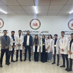 فێرخوازانی بەشی پەرستاری تەندروستی کۆمەڵ چالاکیەکى زانستی لە قوتابخانەیەک ئەنجام دەدەن