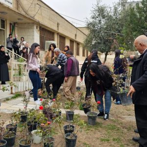 طلبة قسم  المحاسبة يقومون بمبادرة  تطوعية  لتعزيز الوعي البيئي