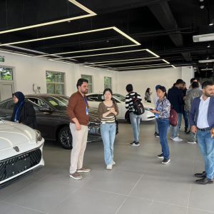 فێرخوازێکی بەشی کارگێری کار لە شاری Yiwu لە وڵاتی چین سەردانی چەند کۆمپانیایەک دەکات