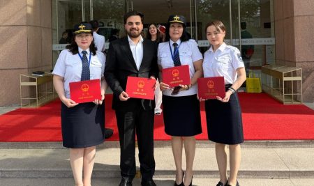 A student in the Department of Business Administration Receives Certificate for Successful Completion of Shanghai Customs Course