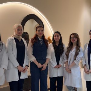 قسم العلوم الطبية الحيوية يختتم بنجاح المرحلة الأولى من دورة تدريبية تجميلية بالتعاون مع مركز Viva La Skin