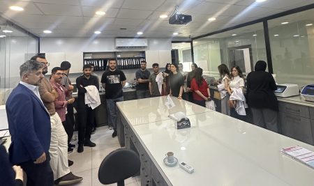 فێرخوازانى کۆلێژی دەرمانسازی سەردانی تاقیگەی (ئێکزۆجینیک) لە نەخۆشخانەی ژینى نێودەوڵەتی دەکەن.