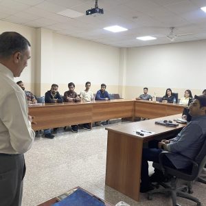 توزيع الشهادات على المشاركين في دورة المحاسبة التدريبية