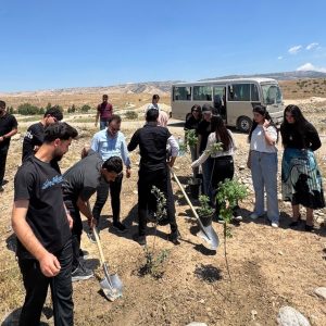 فێرخوازانى بەشى شیکارى کیمیایی پزیشکى هەڵمەتێکى نەمام چاندن بەڕێوەدەبەن