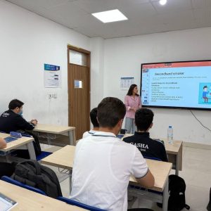 طلبة قسم التحليلات الكيميائية الحياتية الطبية يقدّمون توعية صحية حول التدخين الإلكتروني والتقليدي في مدرسة غشا الأهلية