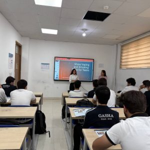 فێرخوازانى بەشی شیکاری کیمیای پزیشکی هۆشیاری تەندروستی سەبارەت بە جگەرەکێشانی ئەلیکترۆنی و تەقلیدی لە قوتابخانەکان بڵاو دەکەنەوە