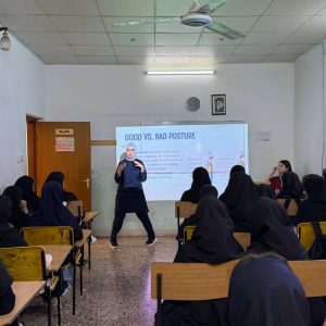 فێرخوازانى بەشى چارەسەرى سروشتى، قوتابیانى قوتابخانەیەک ئاشنایی ڕێگەکانى جەستەیەکى تەندروست دەکەن