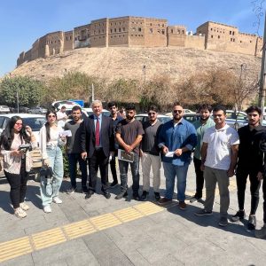 فێرخوازانى بەشى ئەندازیاریی تەلارسازی لە گەڕەکی عارەبان بە دواداچوون بۆ چۆنیەتى نۆژەنکردنەوەی باڵەخانە مێژویی و شوێنەوارییەکان دەکەن