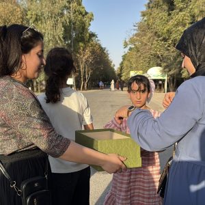 طلبة قسم العلوم الطبية الحيوية يقدّمون الحلويات والإرشادات الصحية في المولد النبوي الشريف