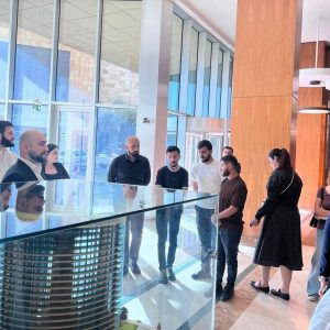 فێرخوازانی بەشی ئەندازیاری دیزاینی ناوخۆ بە سەردانێکی زانستیی سەنتەری بازرگانیی جیهانیی هەولێر بەسەردەکەنەوە