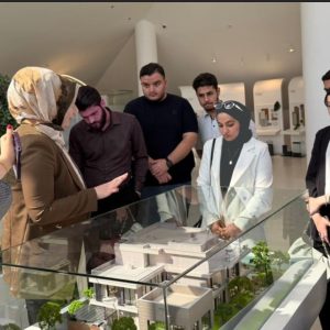 فێرخوازانى ئەندازیاری دیزاینی ناوخۆیی کار لەسەر دروستکردنی مۆدێل و بۆردی ماددەکان لە سەنتەری ڕامیس سەیڵ دەکەن