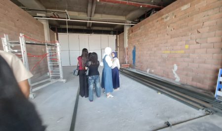 طلبة قسم هندسة التصميم الداخلي يجرون زيارة علمية لدراسة التصميم الداخلي لاحد المطاعم