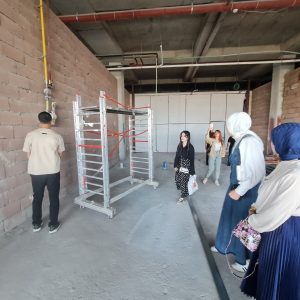 فێرخوازانی بەشی ئەندازیاری دیزاینی ناوخۆیی سەردانێکی زانستی بۆ لێکۆڵینەوە لە دیزاینی ناوخۆیی یەکێک لە چێشتخانەکان دەکەن