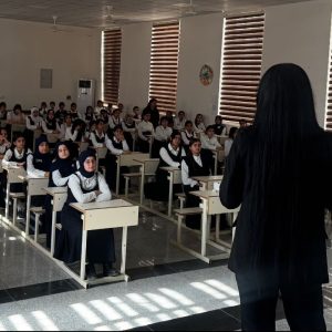 طلبة قسم إدارة الأعمال يقدمون ندوة عن الذكاء الاصطناعي لطالبات مدرسة ئارژینی في أربيل