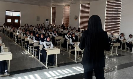 طلبة قسم إدارة الأعمال يقدمون ندوة عن الذكاء الاصطناعي لطالبات مدرسة ئارژینی في أربيل