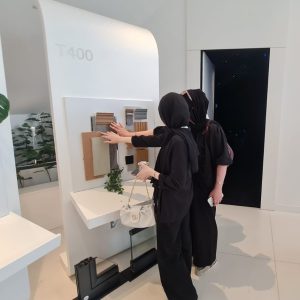 زيارة علمية لطلبة من قسم هندسة التصميم الداخلي إلى مركز راميس للتعرف على المواد ولوحات النماذج