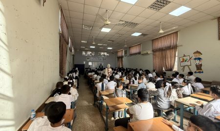 طلبة من قسم إدارة الاعمال يناقشون مخاطر الهاتف المحمول في المدارس: حملة توعوية في مدرسة “آهەنگ”