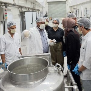 طلبة من قسم إدارة الأعمال يطّلعون على آليات العمل المتقدمة في مصنع ألبان داده بأربيل