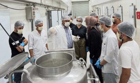 طلبة من قسم إدارة الأعمال يطّلعون على آليات العمل المتقدمة في مصنع ألبان داده بأربيل