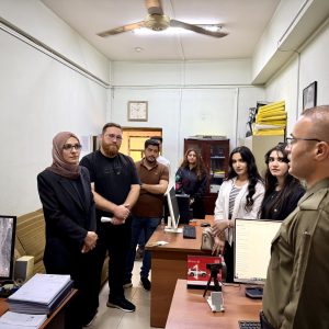 طلبة من قسم إدارة الأعمال يزورون مديرية شرطة المحافظة في زيارة تعليمية