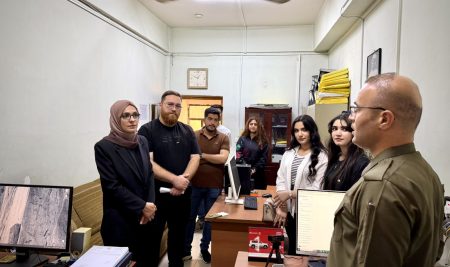 طلبة من قسم إدارة الأعمال يزورون مديرية شرطة المحافظة في زيارة تعليمية