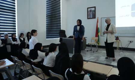 طلاب قسم الإعلام ينفذون نشاطاً توعوياً حول سلامة الإعلام الإلكتروني