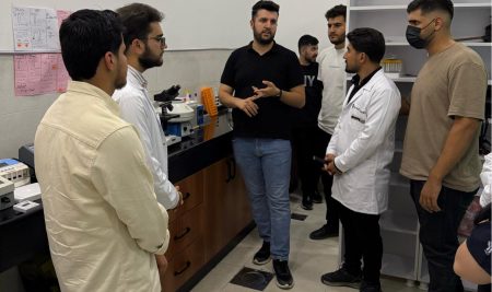 فێرخوازانى بەشى شیکاری تاقیگەی پزیشکی سەردانێکى زانستی بۆ تاقیگەی پزیشکی بنور ئەنجام دەدەن