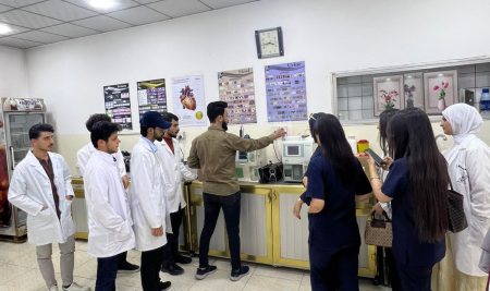 فێرخوازانى بەشی شیکاری تاقیگەى پزیشکى سەردانێکى زانستى بۆ تاقیگەی کۆمەڵگەی پزیشکیی کارزان ئەنجام دەدەن