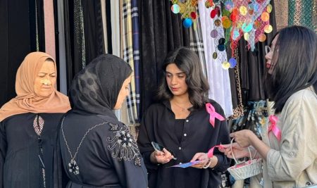 طالبات قسم الإعلام يطلقْن حملة توعوية عن سرطان الثدي