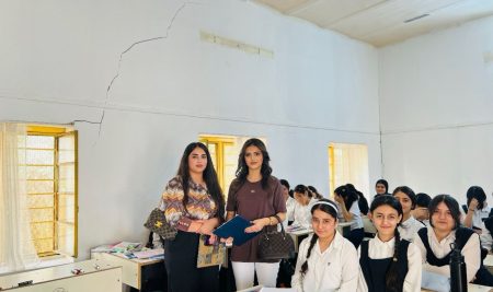 فێرخوازانی بەشی زمانی ئینگلیزی چاودێری شێوازەکانی وانەوتنەوە و پرۆگرامە پراکتيکیەکان لە ئامادەیی کچانی سنەوبەر دەکەن