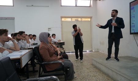 طلاب قسم الإعلام يطلقون حملة سلامة وسائل الإعلام الإلكترونية