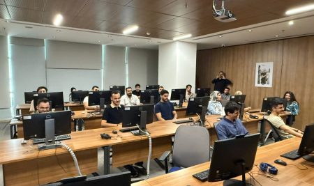 طلبة قسم هندسة البرمجيات والمعلوماتية يتعرفون على أعمال البرمجيات وآليات تطوير الأنظمة والتطبيقات
