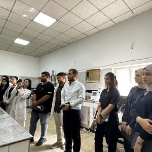 طلبة من قسم العلوم الطبية الحيوية يتعلمون طرق الكشف عن بكتيريا الإشريكية القولونية في محطة معالجة مياه إفراز 2