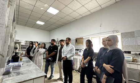 طلبة من قسم العلوم الطبية الحيوية يتعلمون طرق الكشف عن بكتيريا الإشريكية القولونية في محطة معالجة مياه إفراز 2