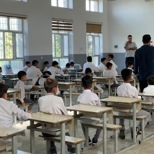 فێرخوازانى بەشى وەرگێڕان چالاکیەکى مرۆیی خێرخوازى بەڕێوەدەبەن و دیارى بەسەر قوتابیانى کەمدەرات دابەش دەکەن