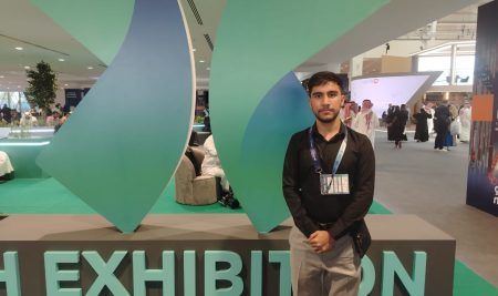 لە سعودیە، فێرخوازیەکی کۆلێژی دەرمانسازی بەشدارى لە وۆرکشۆپێکی زانستیدا لە کۆنفرانسی KSAPT 2025 دەکات