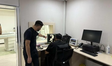 طلبة قسم تقنيات التصوير الإشعاعي يتدربون على جهاز  (CT Scan)