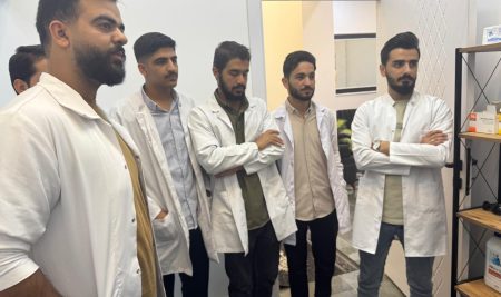 فێرخوازانى بەشی شیکاری تاقیگەیی پزیشکی سەنتەرێکی جوانکاری بەسەردەکەنەوە