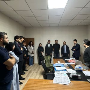 طلبة قسم القانون يزورون أحد مكاتب المحاماة ضمن نشاط علمي ميداني