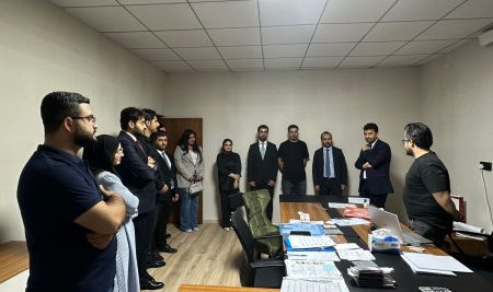 طلبة قسم القانون يزورون أحد مكاتب المحاماة ضمن نشاط علمي ميداني