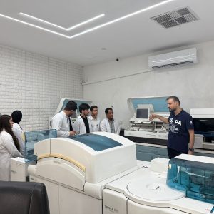 طلبة الأحياء المجهرية الطبية يستخدمون التقنيات الكيميائية الحيوية المتقدمة لتحديد الخصائص المكروبيولوجية